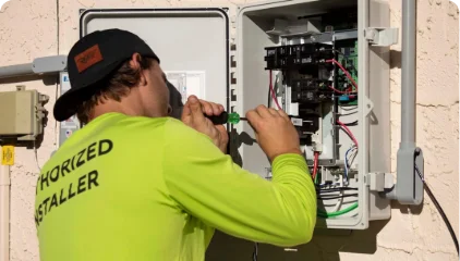 Técnico certificado realizando mantención eléctrica y revisión de redes en Chile